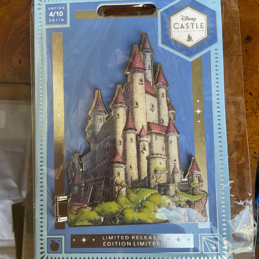 Disney Snow White Castle pin